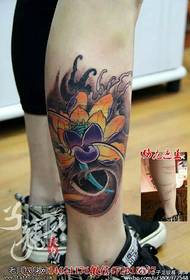 Reális lótuszvirág tetoválás a borjú