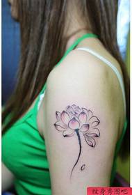 아름다운 팔 아름다운 잉크 스타일 연꽃 문신 패턴