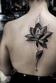 Rygstrimmel realistisk lotus tatoveringsmønster