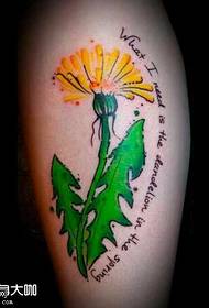 Ang sumbanan sa tattoo sa paa nga chrysanthemum