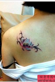 Girl's shoulders look good color lotus tattoo pattern