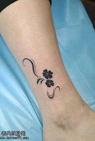 Modello di tatuaggio totem di vite erba fortunato della gamba