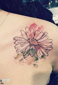 Patrón de tatuaje de crisantemo de hombro