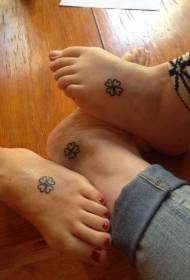 Āboliņa pēdas tetovējuma modelis, kas attēlo draudzību