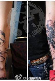 Guttens arm mote mote andre siden blomster tatovering mønster