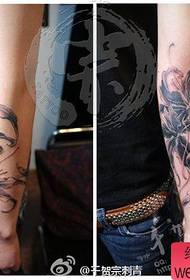 Modello di tatuaggio floreale a lato del braccio della moda del ragazzo
