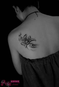 U picculu tatuu neru è biancu di lotus frescu
