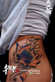 Tatuaggio bellissimo in vita di bellezza popolare