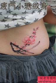 Nydelig tatoveringsmønster for plommeblomst blomster for vakre kvinners midje
