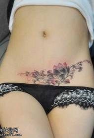 Wzór tatuażu lotos wzór kobiecej talii