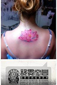 여자의 뒷면에 아름다운 분홍색 연꽃 문신 패턴
