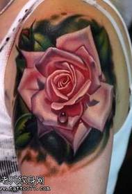 Čudovit vzorec tetovaže vrtnic, viden iz roke