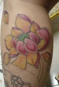 Lotus tattoo-patroan mei fallende blommen op 'e skonken