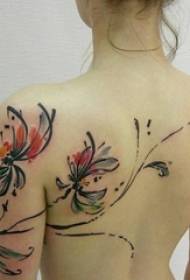 女生后背上彩绘泼墨抽象线条植物花朵纹身图片