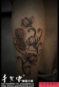 Patró de tatuatge de lotus en blanc i negre molt popular a les cames
