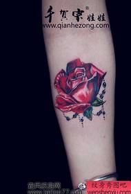 Pola tato mawar berwarna lengan yang indah