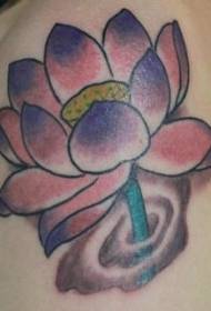Modello tatuaggio loto viola con spalla colorata in acqua