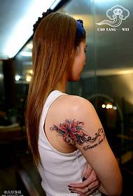 Malowany na ramię wzór tatuażu z kwiatem malowanym