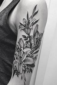 Модел на татуировка с голяма ръкавна лилия