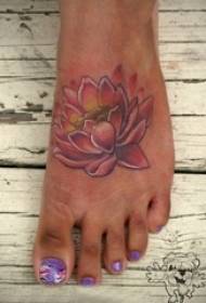 Kızın ayağına boyanmış bitki materyali lotus dövme resmi