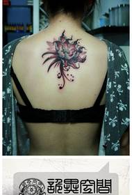 Krásna dievčina lotus tetovanie vzor na zadnej strane dievčat
