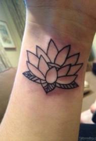 Pige håndled på sort simpel linje plante litterære lotus tatovering billede