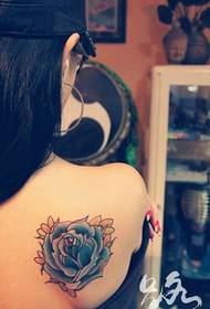 Female shoulders beautiful and popular rose tattoo pattern