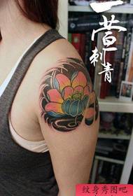 Tradycyjny wzór tatuażu lotosu na ramiona dziewcząt
