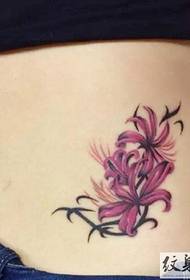 Gambar tato kembang kembang sing alus lan warni