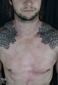 Patrón de tatuaje de crisantemo clásico de hombro