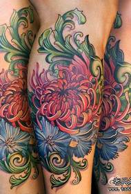 Bellissimo modello di tatuaggio di crisantemo colorato sulle gambe