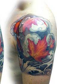 Ruka pop prekrasan uzorak tetovaže javorovog lišća