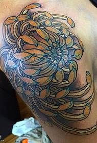 Modello di tatuaggio di crisantemo dipinto classico a spalla