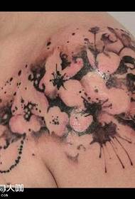 Patrón de tatuaje de hombro sakura