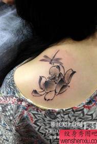 Mädchen Schultern Tusche malen Lotus und Schädel Tattoo Muster