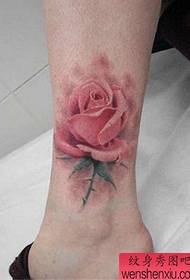 脚踝上一幅超立体的玫瑰花纹身作品