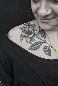 Trn biljke uzorak tetovaža na ramenu