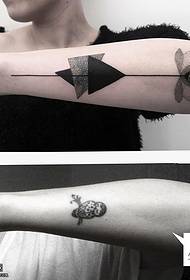 Täckt med en lotus tatuering på armen