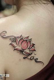 Modello di tatuaggio loto spalla rosa