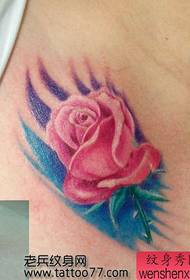 美女胸部好看的彩色玫瑰花纹身图案