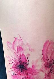 Svaigi ziedošu ķiršu ziedu tetovējuma attēls