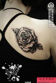 Dziewczęce ramiona wyglądają pięknie w czarno-biały wzór róży