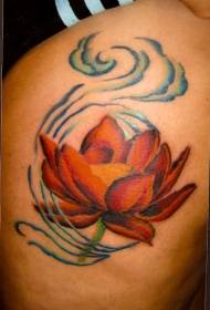 Hermoso patrón de tatuaje de loto de color en los hombros