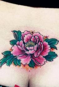 Patrón de tatuaje de flor de peonía de cintura de niña
