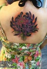 Zwart chrysant tattoo-patroon op de achterkant