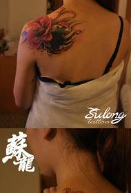 Modeli i bukur i tatuazheve me lulekuqe mbi shpatullat e grave të bukura