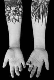 Рука школьницы на черных колотых простых линиях растений листья и цветы татуировки картинки