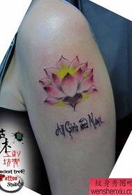 女生手臂流行漂亮的彩色莲花纹身图案