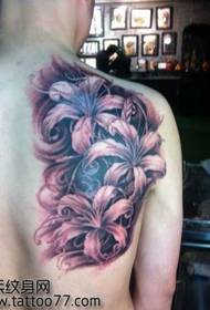 Modello classico tatuaggio fiore posteriore
