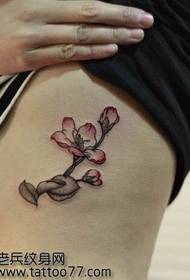 Modello tatuaggio bellezza costola pesca